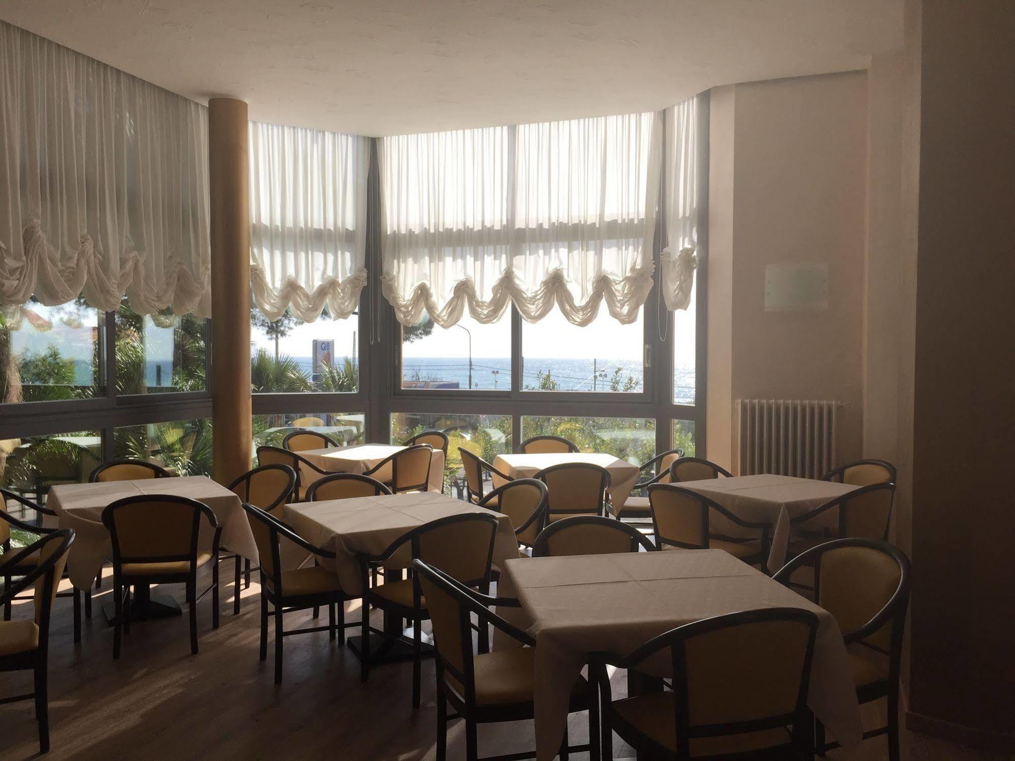 Hotel Napoleon Sanremo Bagian luar foto